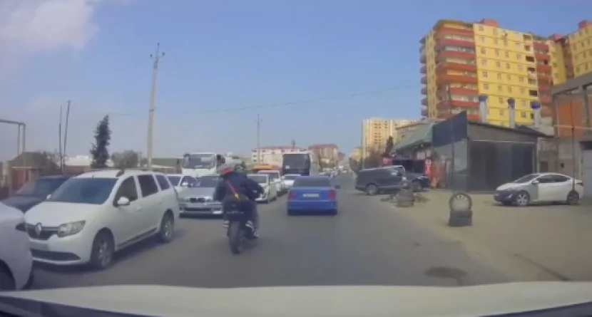 Gənc qızlar motosikletlə TƏHLÜKƏ SAÇDI- GÖRÜNTÜLƏR