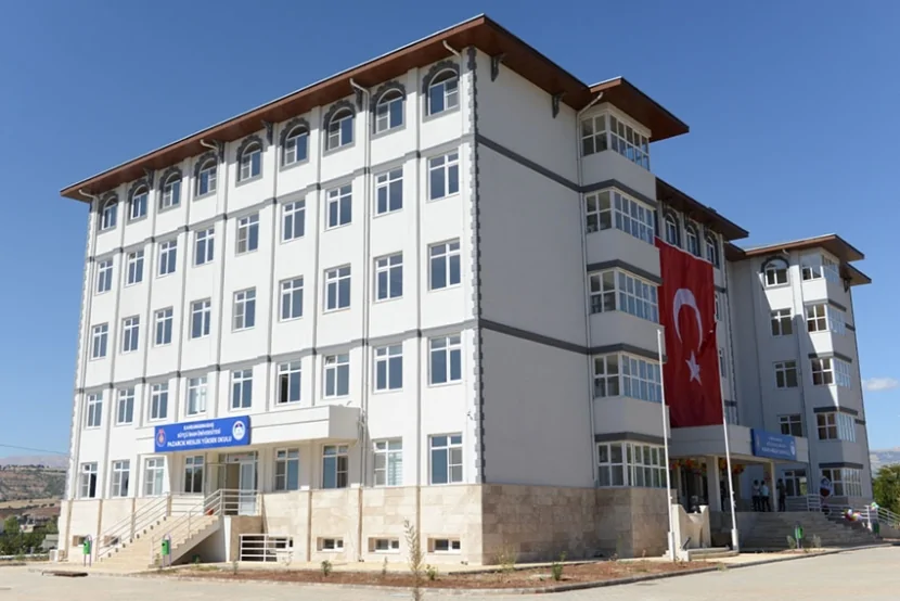 Türkiyədə məktəbə hücum edən şagirdin atası POLİS İMİŞ