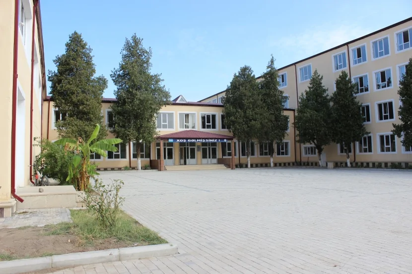 Azərbaycanda məktəbdə insident - Şagird bıçaqlandı
