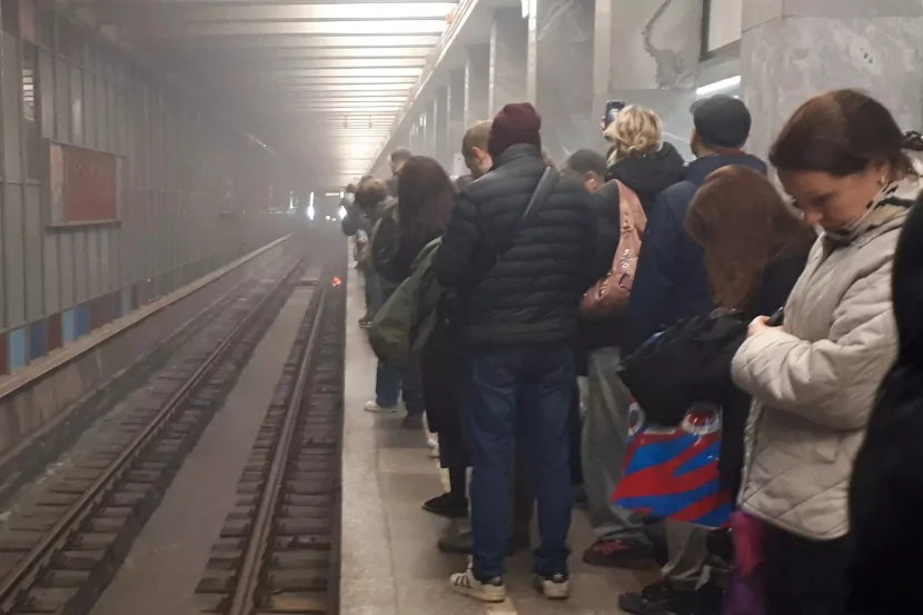 Rusiyada FACİƏ: Metroda qadın relslərə düşərək ÖLDÜ