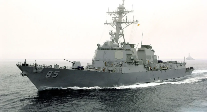 ABŞ-yə məxsus hərbi gəmi yanıb