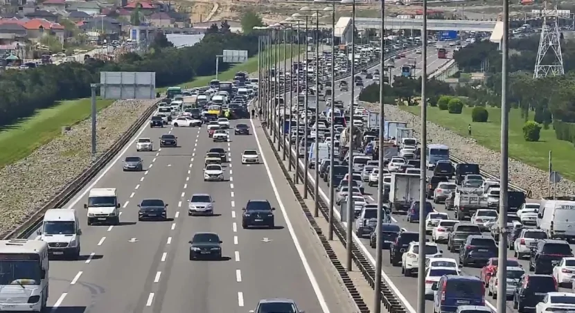Aeroport yolunda QƏZA: HƏRƏKƏT DAYANIB
