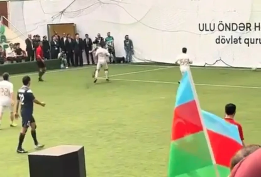 Nazirlər futbol OYNADILAR