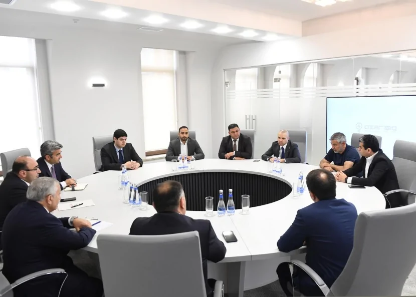 “Azərişıq” ASC və “Ticarət Şəbəkələrinin İnkişafı” İctimai Birliyi arasında görüş keçirilib