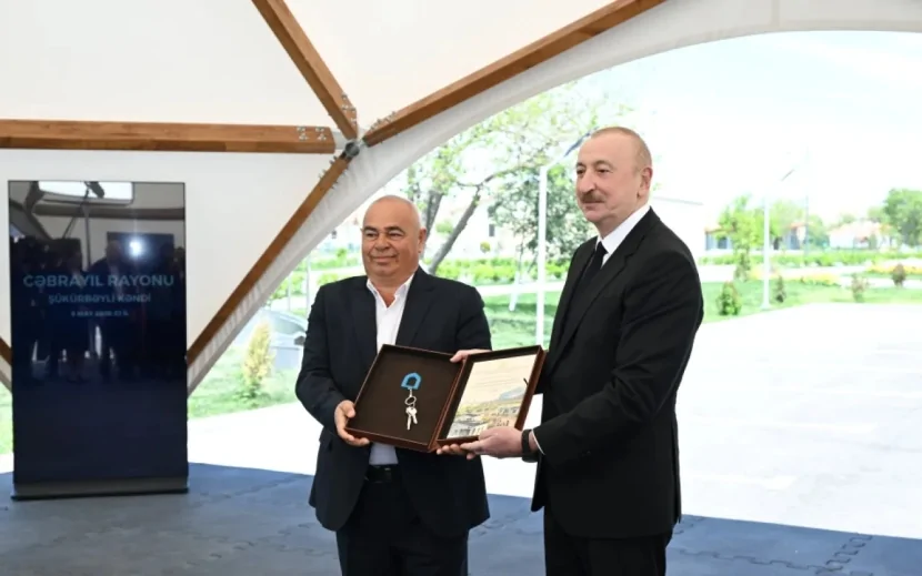Evlilik ildönümündə Prezidentdən evinin açarını aldı