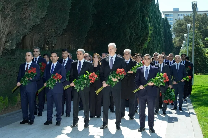 Əmək və Əhalinin Sosial Müdafiəsi Nazirliyinin kollektivi Fəxri xiyabanda