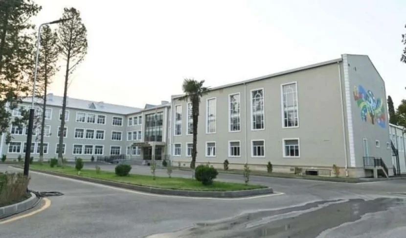 Bakıda məktəbdə insident - Azyaşlı qız BIÇAQLANDI