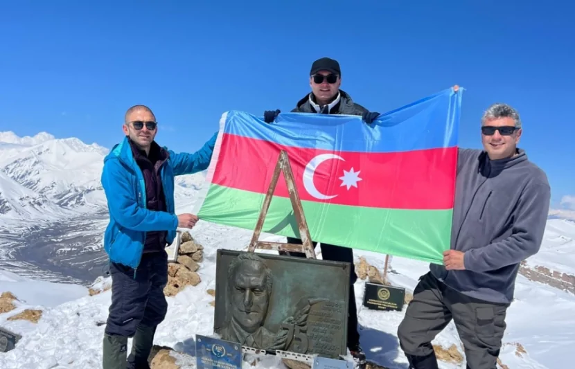 Nazirliyin bir qrup əməkdaşı Heydər Əliyev zirvəsinə yürüş edib