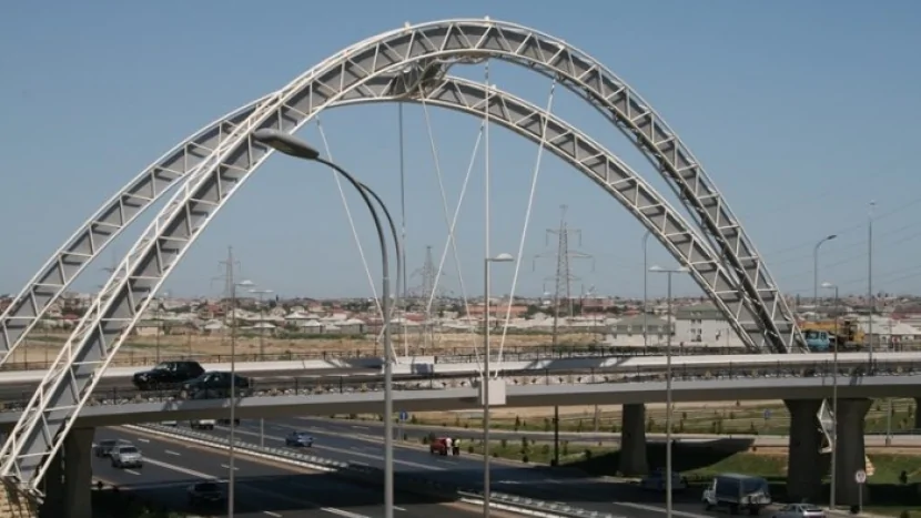 Koroğlu stansiyası yaxınlığında körpüdə TƏHLÜKƏ