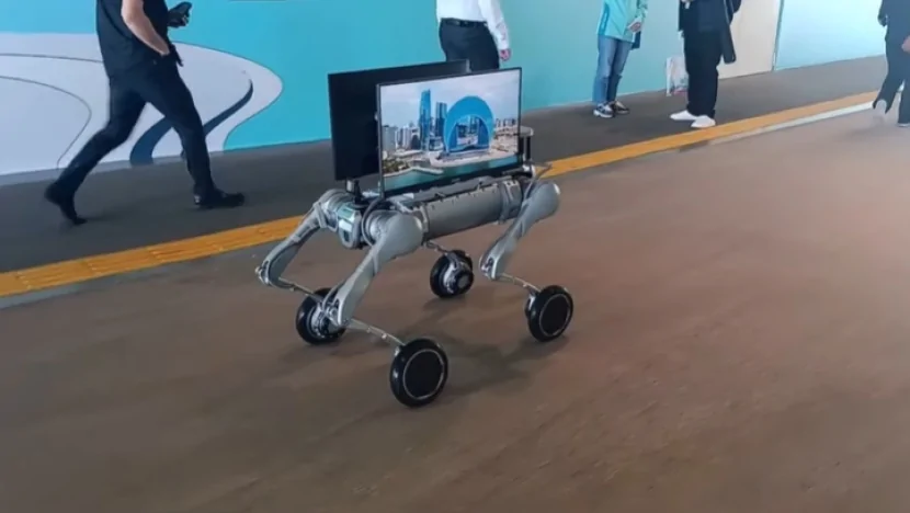WUF13-də Bakı haqqında məlumat verən robot