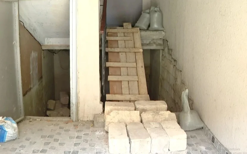 Şəhərin mərkəzində binanın pilləkəni ÇÖKDÜ