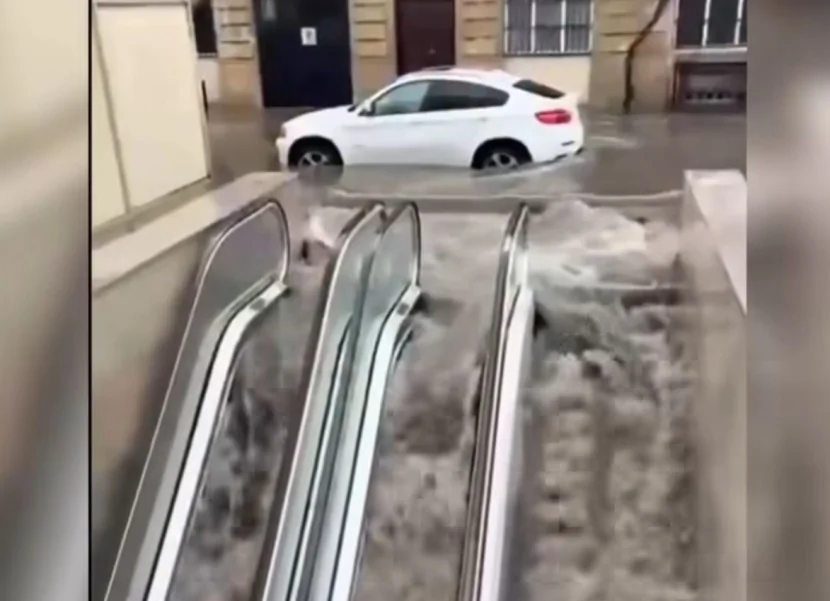 Qış Parkı yaxınlığındakı yeraltı keçidi SU BASDI