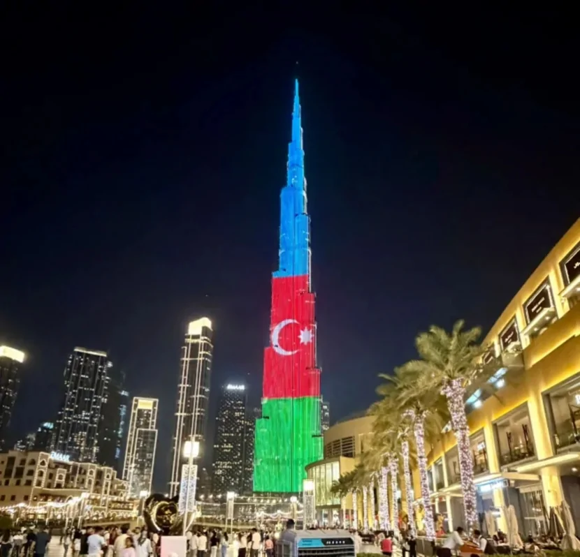Bürc Xəlifə Azərbaycan bayrağının rəngləri ilə işıqlandırılıb