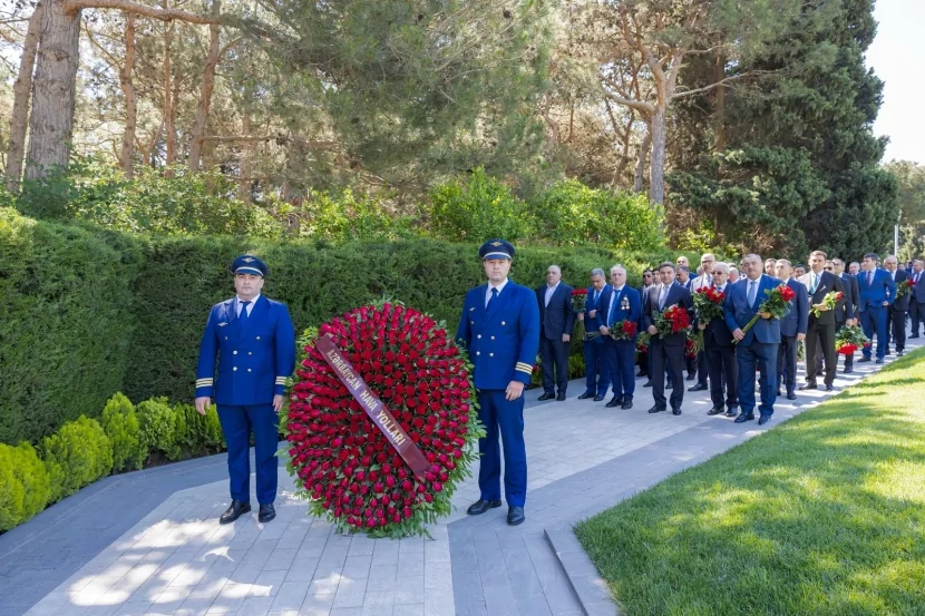 AZAL kollektivi və mülki aviasiyanın digər nümayəndələri Fəxri xiyabanı ziyarət edib