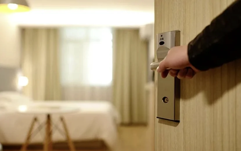 Tanınmış sima otel otağında ÖLÜ TAPILIB-FOTO