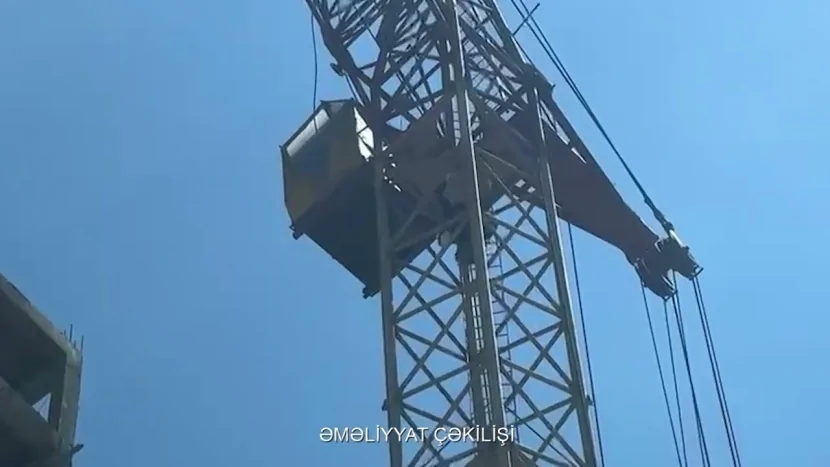 Kranda köməksiz qalan şəxs xilas edildi - VİDEO