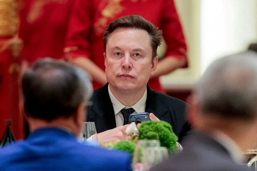 Elon Maskın “ilk trilyoner” statusu şübhə altındadır