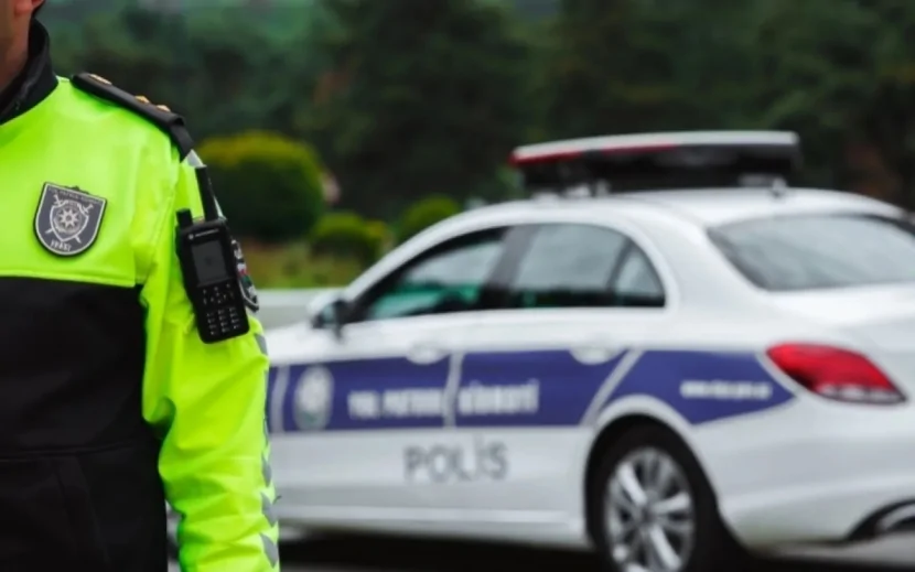 Yol polisi artan nəqliyyat axını fonunda müraciət etdi