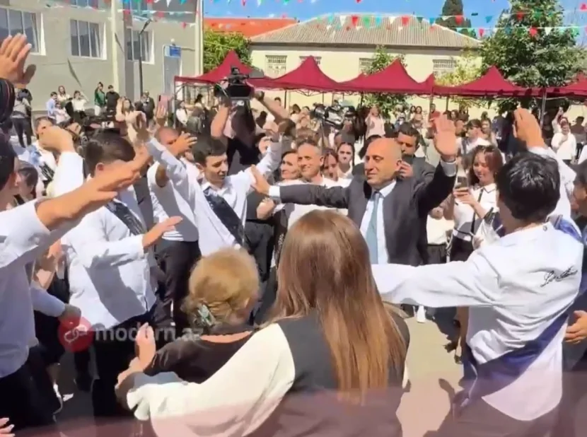 Emin Əmrullayevin məzunlarla “Son zəng” rəqsi - VİDEO