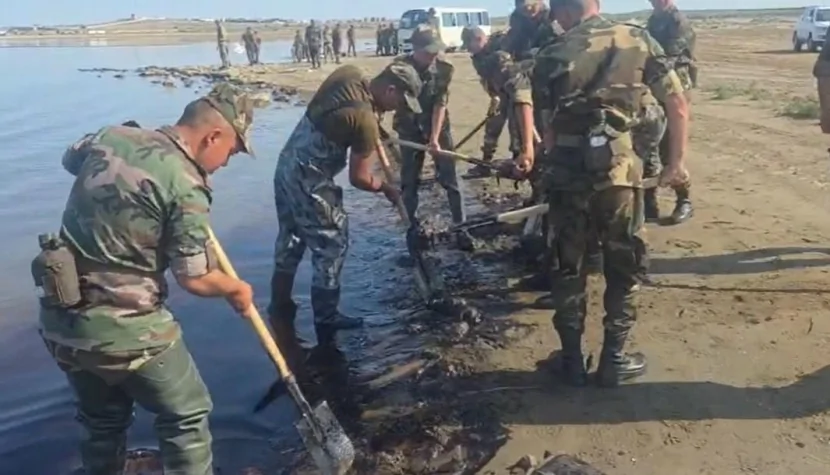 Dəniz sahili neft qalıqlarından təmizlənir