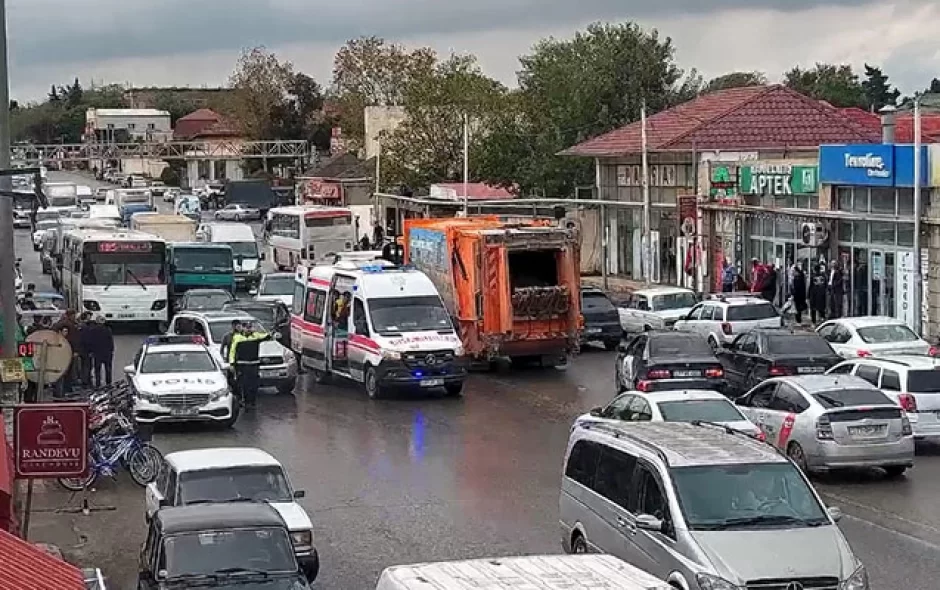 Bakıda avtomobil piyadanı vurdu