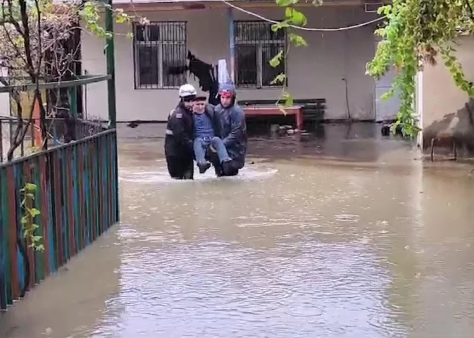 Su basmış ərazilərdən 31 nəfər təxliyə edildi -