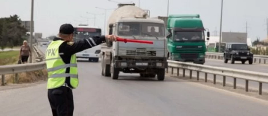 Yol polisi yük maşınlarının sürücülərinə