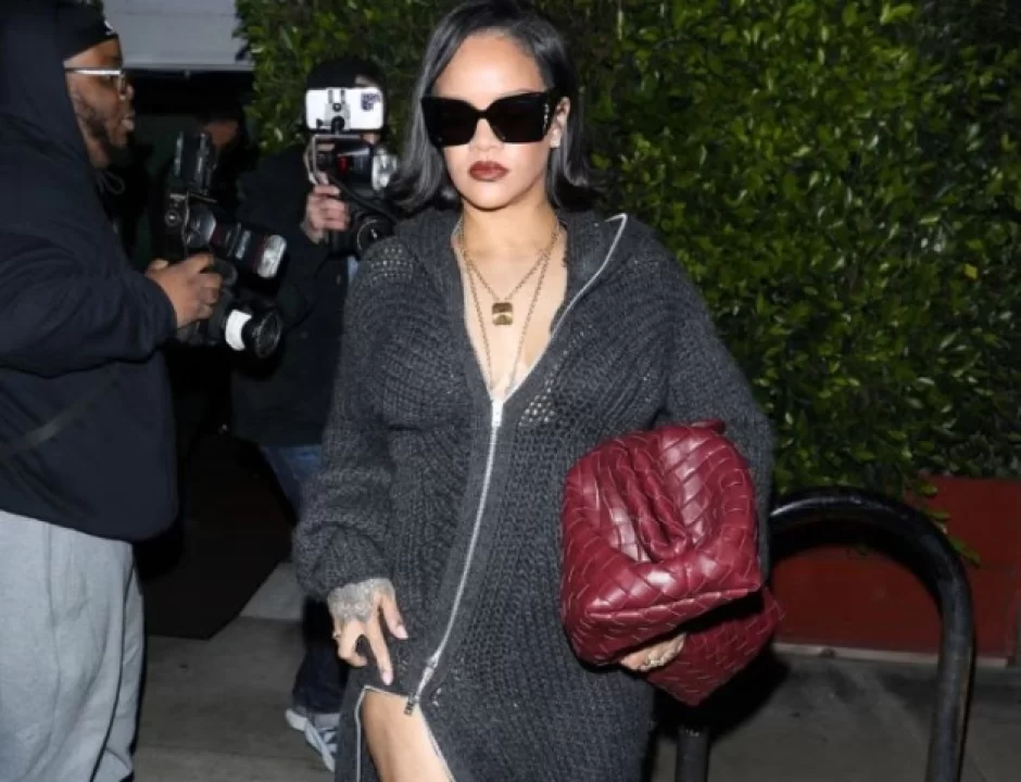 Rihanna yenə həmin seksual paltarı