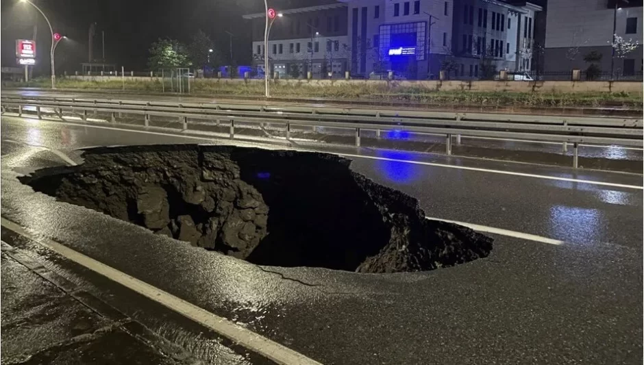 Tikilən kimi dağılan YOLLAR – İstifadə olunan materiallar,