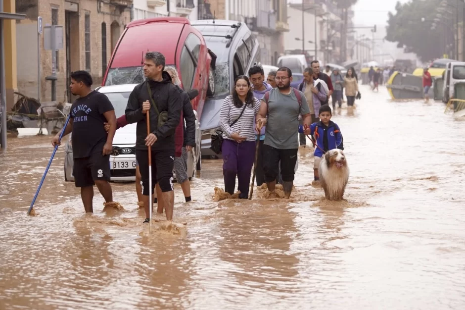 Dəhşətli daşqınlar davam edir: 150-dən çox ölən var