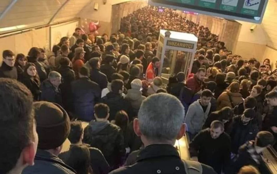 Bakı metrosu axşam saatlarında