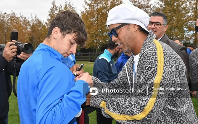 Ronaldinyo Bakıda yeniyetmə futbolçularla görüşdü -