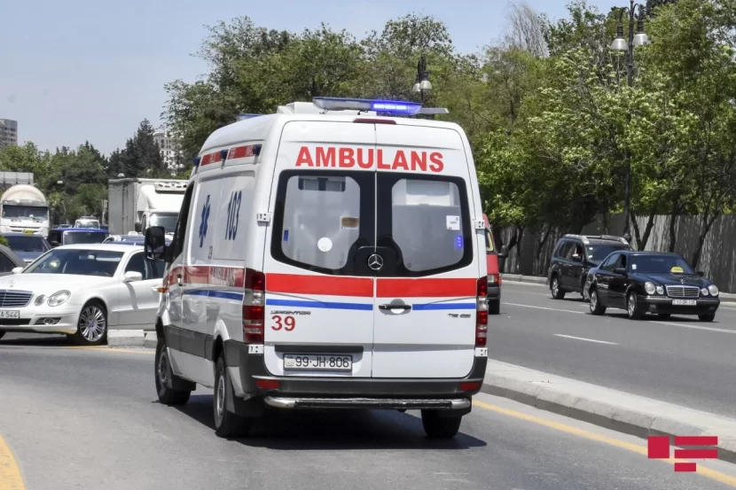 Gəncədə təcili yardım maşını piyadanı