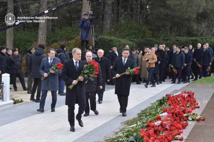 Xarici İşlər Nazirliyinin kollektivi Ulu Öndərin məzarını