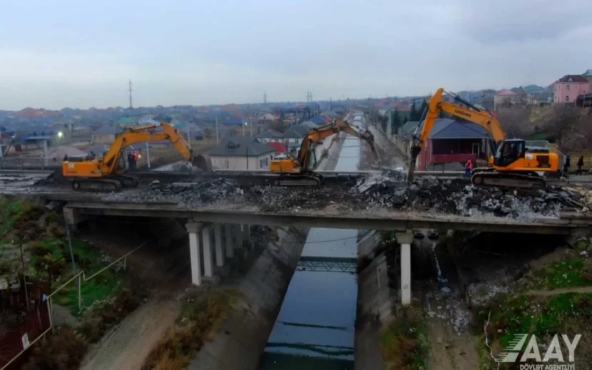 Sumqayıtla Sarayı birləşdirən körpünün söküntüsünə