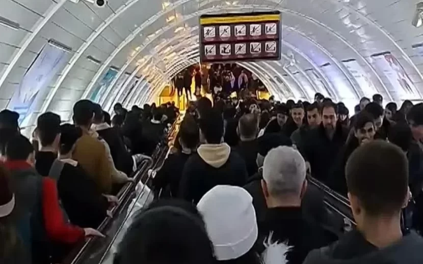 Metroda eskalatorun hərəkəti dayanıb, sıxlıq