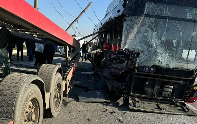 "Baku Bus" avtobusu yük maşınına çırpıldı,