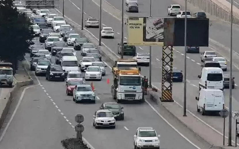 “Koroğlu” metrostansiyası istiqamətində nəqliyyatın sıxlığı