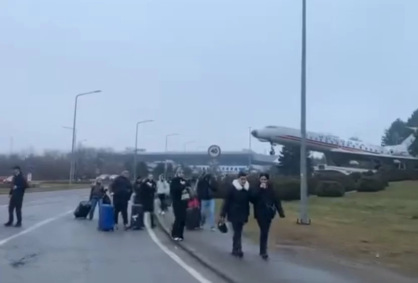 Hava limanında həyəcan: Sərnişinlər