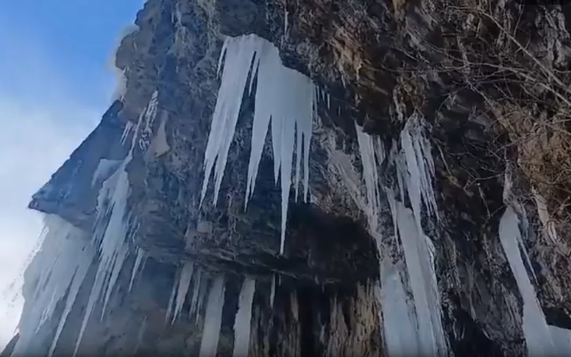 Qaxda şəlalə dondu -