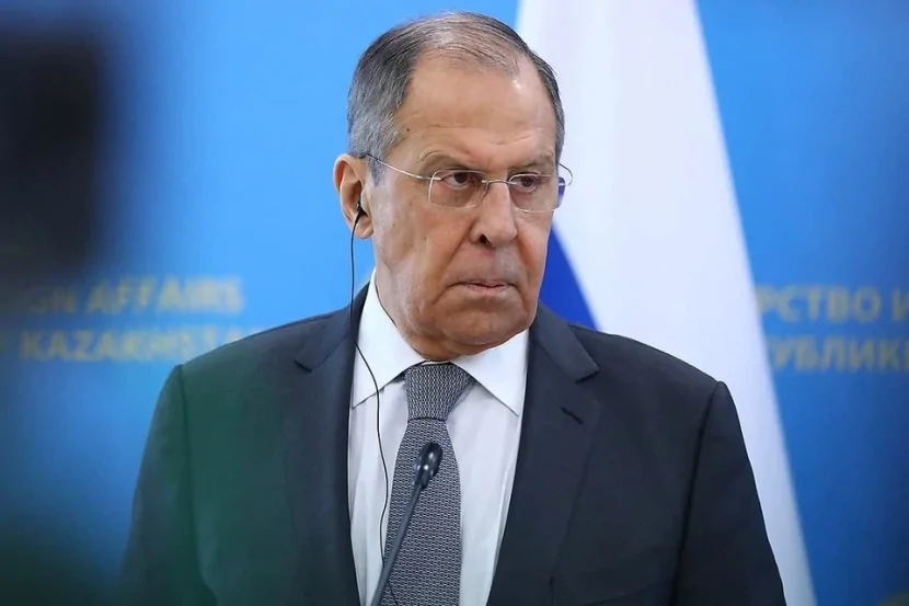 Lavrov onunla da