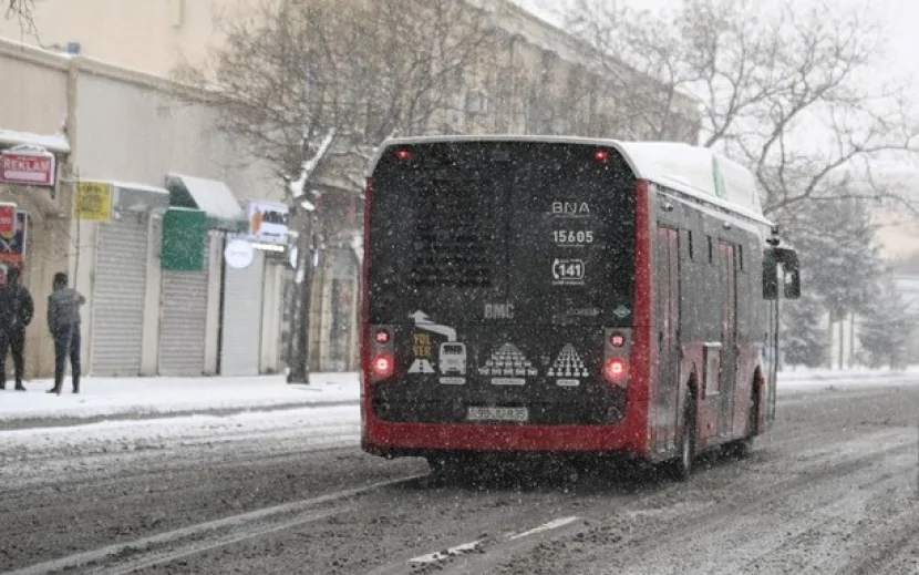 “BakuBus” qarda sürüşərək yolun kənarına