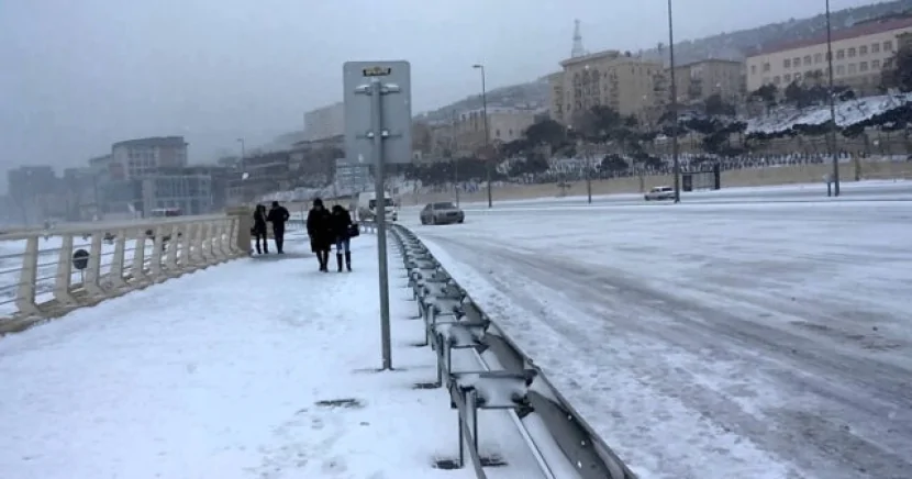 Bakıya qar yağır -